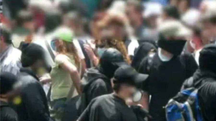Marfin: Ο φακός δημοσιογράφου «έπιασε» τους δράστες