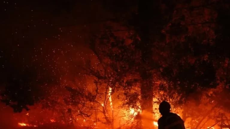 Καπ Φερέ: Χάος με 40.000 εκκενώσεις στη Γαλλία λόγω φωτιάς