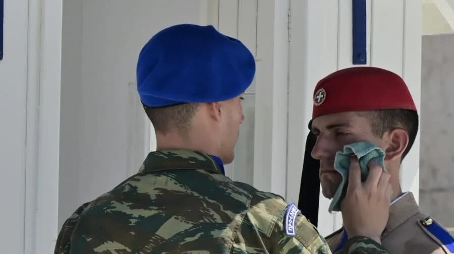 Οι Εύζωνες της Προεδρικής Φρουράς αψηφούν τον καύσωνα στην Αθήνα