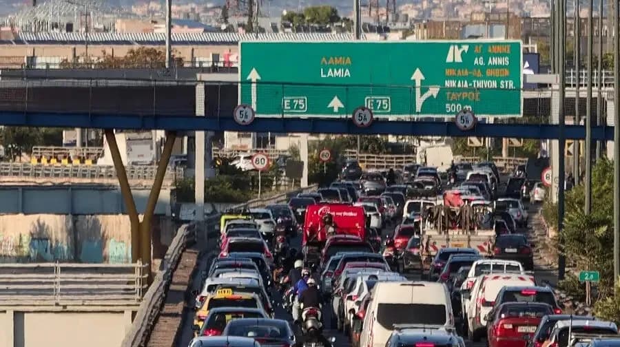 Ταλαιπωρία στους δρόμους: Ουρές σε Κορίνθου και Λαμίας