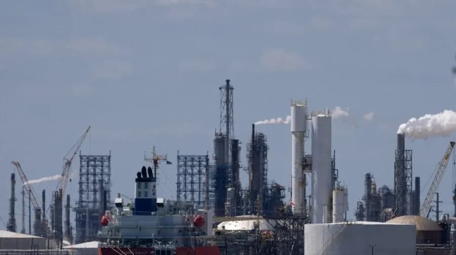 Η τιμή πετρελαίου κατρακυλά προς τα 70 δολάρια