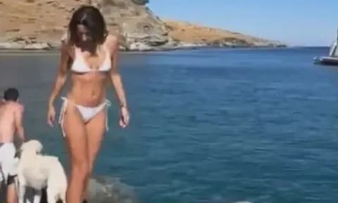 Η Κατερίνα Παπουτσάκη απολαμβάνει διακοπές στην Κύθνο