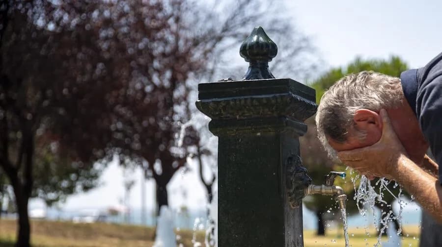 Ο καύσωνας των 42 βαθμών εξασθενεί από την Πέμπτη