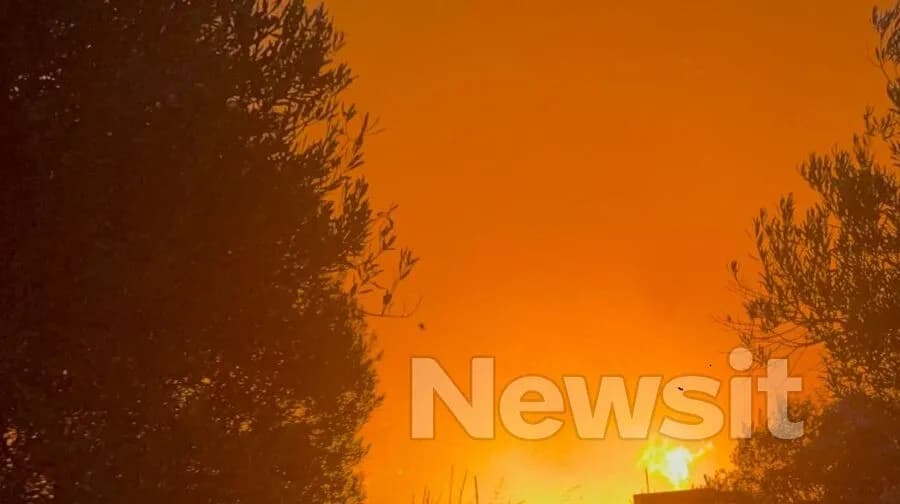 Ανεξέλεγκτη φωτιά στο Ωραιόκαστρο Εκκενώθηκε η Ανθούπολη