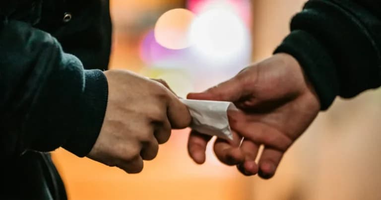 Η αστυνομία διέλυσε κύκλωμα ναρκωτικών σε Γλυφάδα και Βούλα