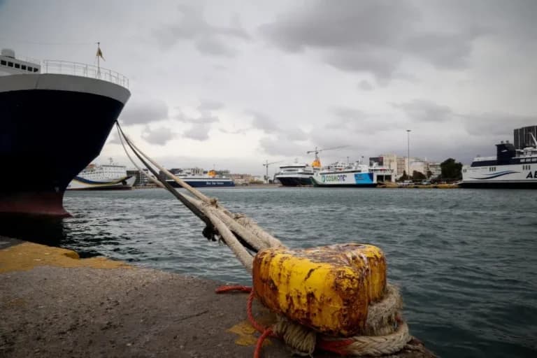 Θυελλώδεις άνεμοι «δένουν» τα πλοία σε Ραφήνα και Λαύριο