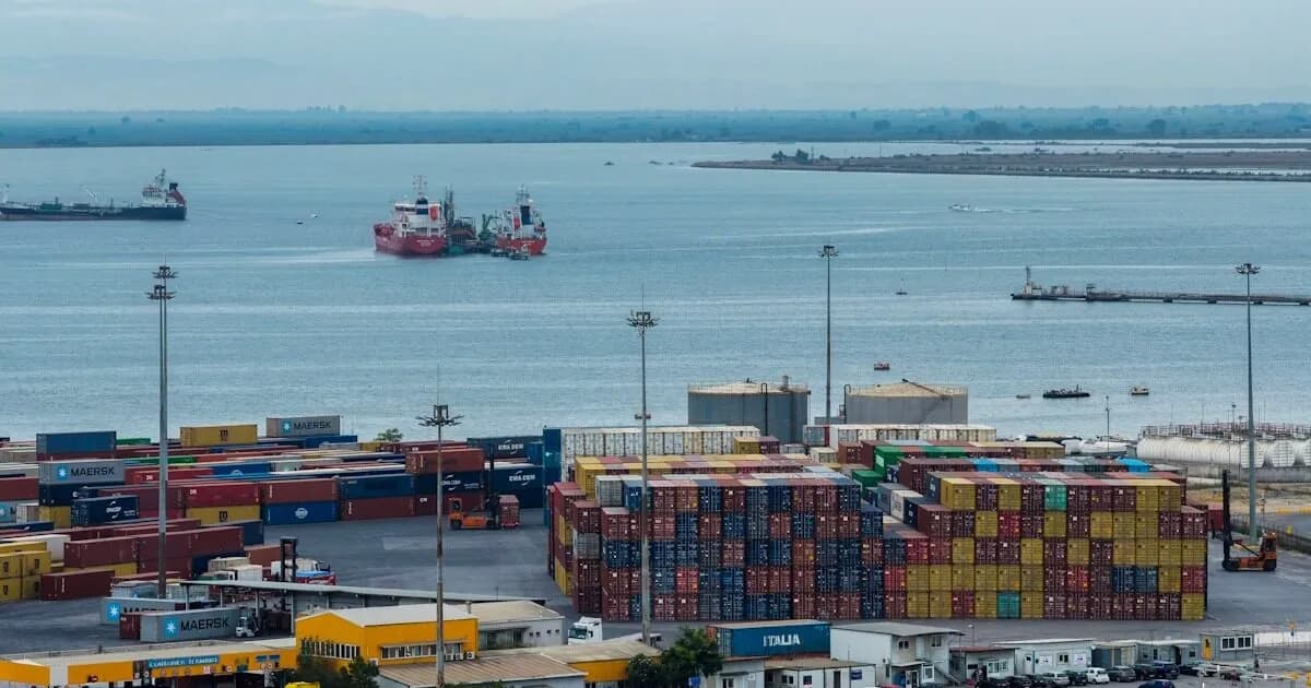 Η φωτιά στις γραμμές διέκοψε τα τρένα στη Θεσσαλονίκη