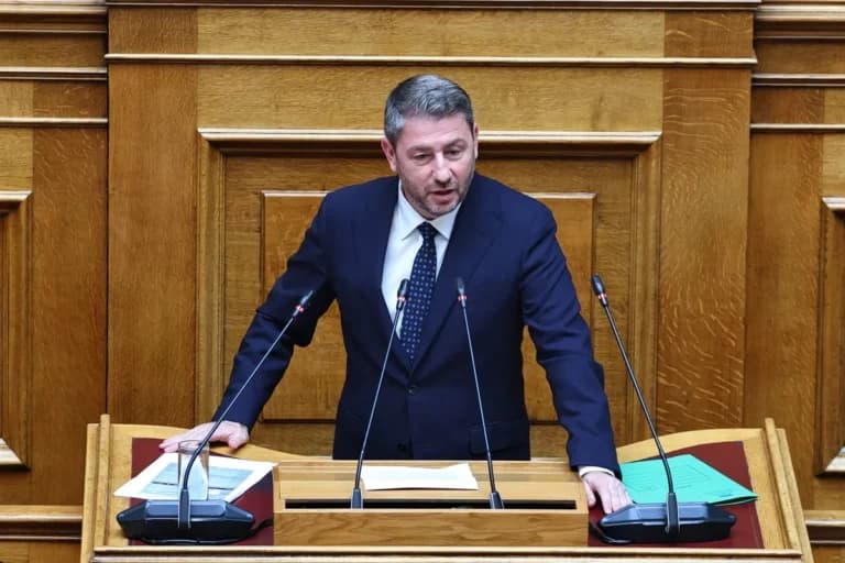Η Βουλή «φλέγεται» για τη συνταγματική αναθεώρηση