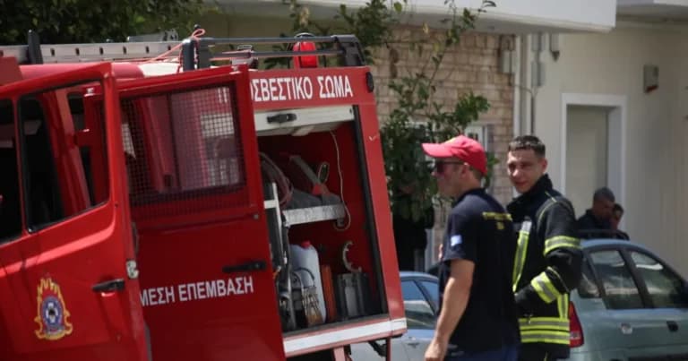 Πυρκαγιά σε πάρκινγκ κατοικίας στα Άνω Λιόσια Αττικής