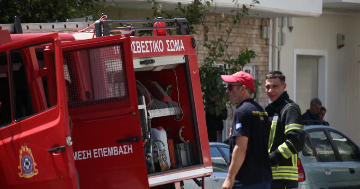 Πυρκαγιά σε πάρκινγκ κατοικίας στα Άνω Λιόσια Αττικής