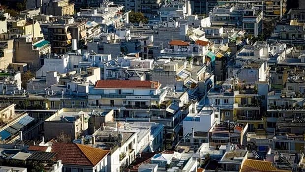 Ο νόμος Χατζηδάκη για τα ακίνητα μπαίνει σε πλήρη ισχύ