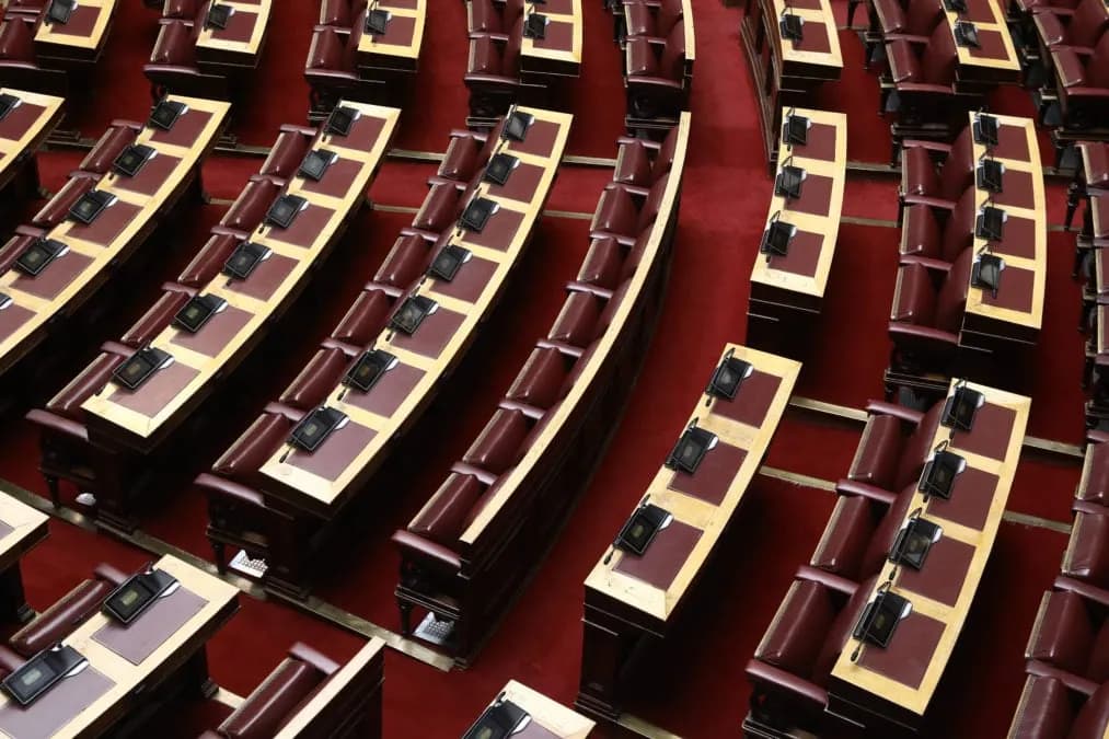 Η Βουλή αίρει την ασυλία Κωνσταντοπούλου και Σαλμά