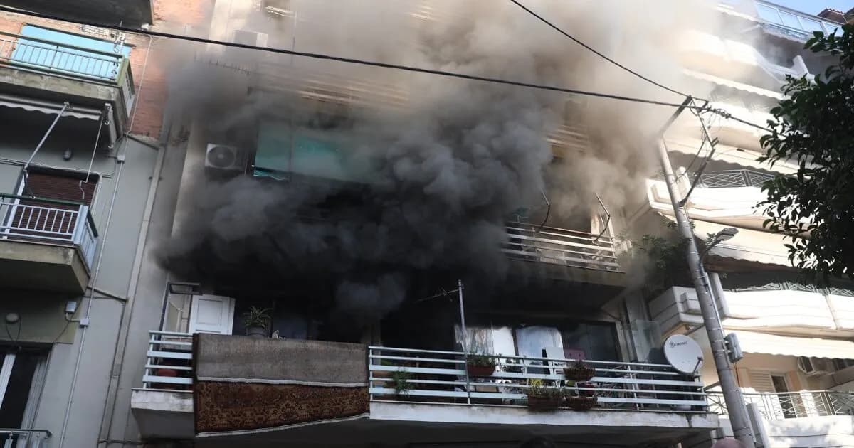 Φωτιά στον Πειραιά: Σπεύδουν 15 πυροσβέστες σε διαμέρισμα