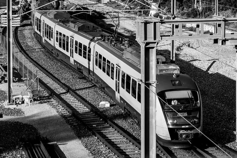 Κακοκαιρία στην Αττική: Διακόπηκε ο Προαστιακός Σιδηρόδρομος