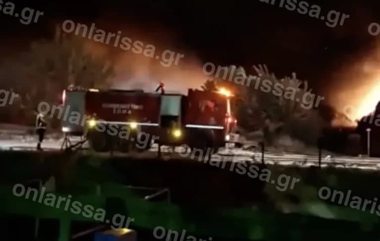 Μεγάλη πυρκαγιά στη Λάρισα σε επιχείρηση ανακύκλωσης