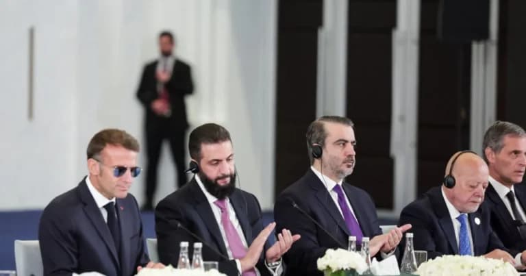 Ο Μακρόν υπόσχεται βοήθεια στην ανοικοδόμηση της Συρίας