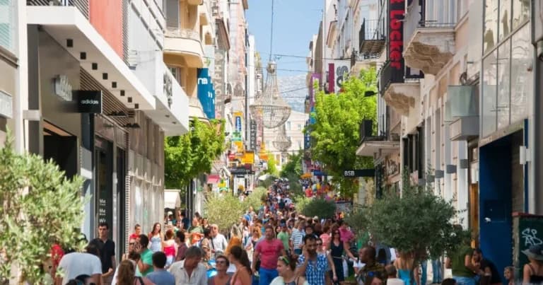 Η λήξη των θερινών εκπτώσεων βρίσκει το εμπόριο σε πτώση