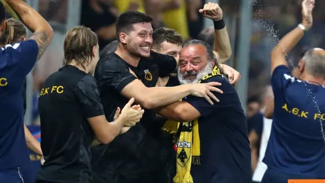 Ο Ηλιόπουλος πανηγύρισε στον πάγκο την πρόκριση της ΑΕΚ