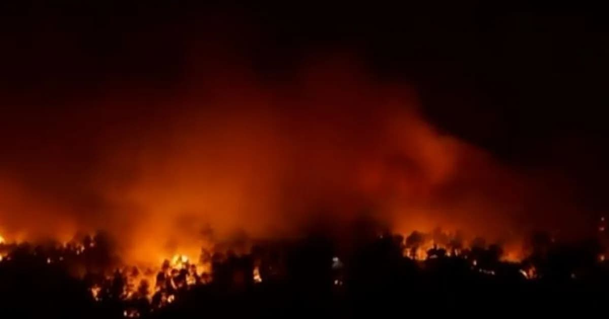 Η φωτιά στο Πόρτο Γερμενό καίει ανεξέλεγκτη σπίτια