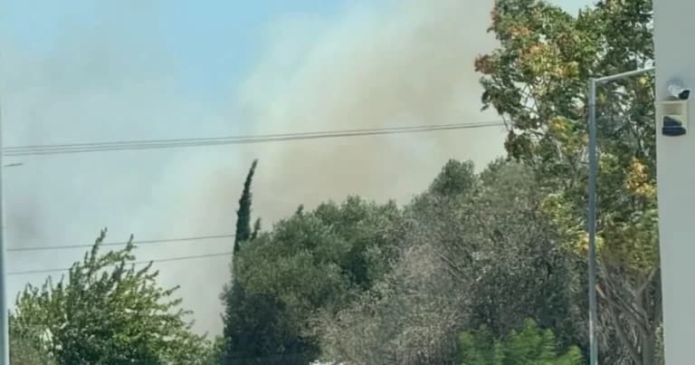 Η φωτιά στο Κορωπί: Μήνυμα 112, 52 πυροσβέστες στη μάχη