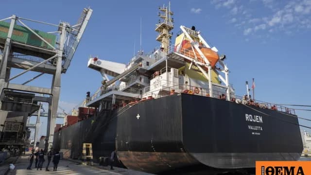 Η Ρωσία πλήττει δύο εμπορικά πλοία σε λιμάνια της Ουκρανίας