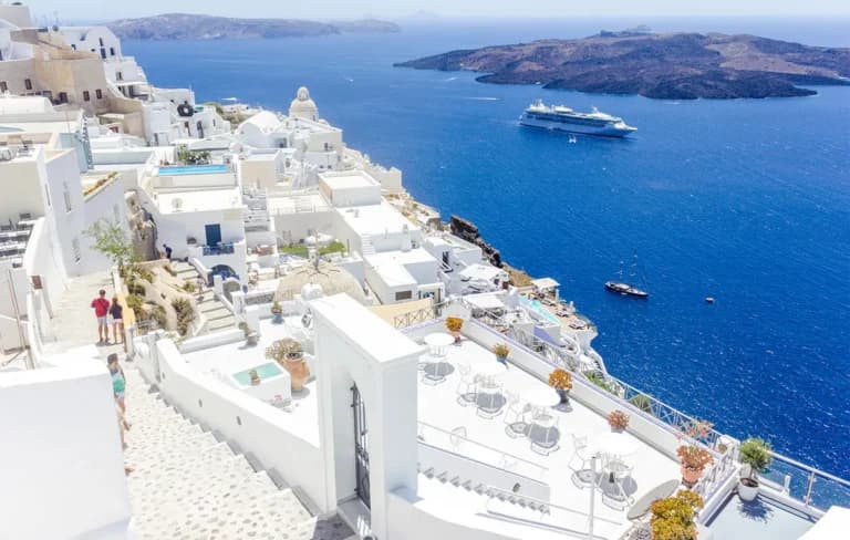 Η Σαντορίνη κατηγορείται για υπέρογκες χρεώσεις σε τουρίστες