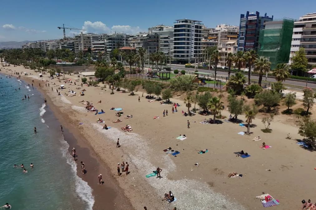 Καύσωνας 38 βαθμών με ισχυρά μελτέμια στο Αιγαίο