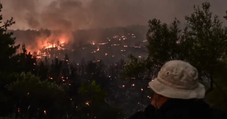 Φωτιά στην Κάρπαθο: Καίει χαμηλή βλάστηση στο Σάνταλο