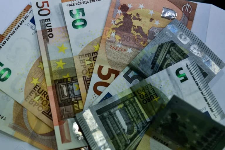 Οι Ευρωπαίοι κρατούν ξανά χαρτονομίσματα ευρώ στο σπίτι
