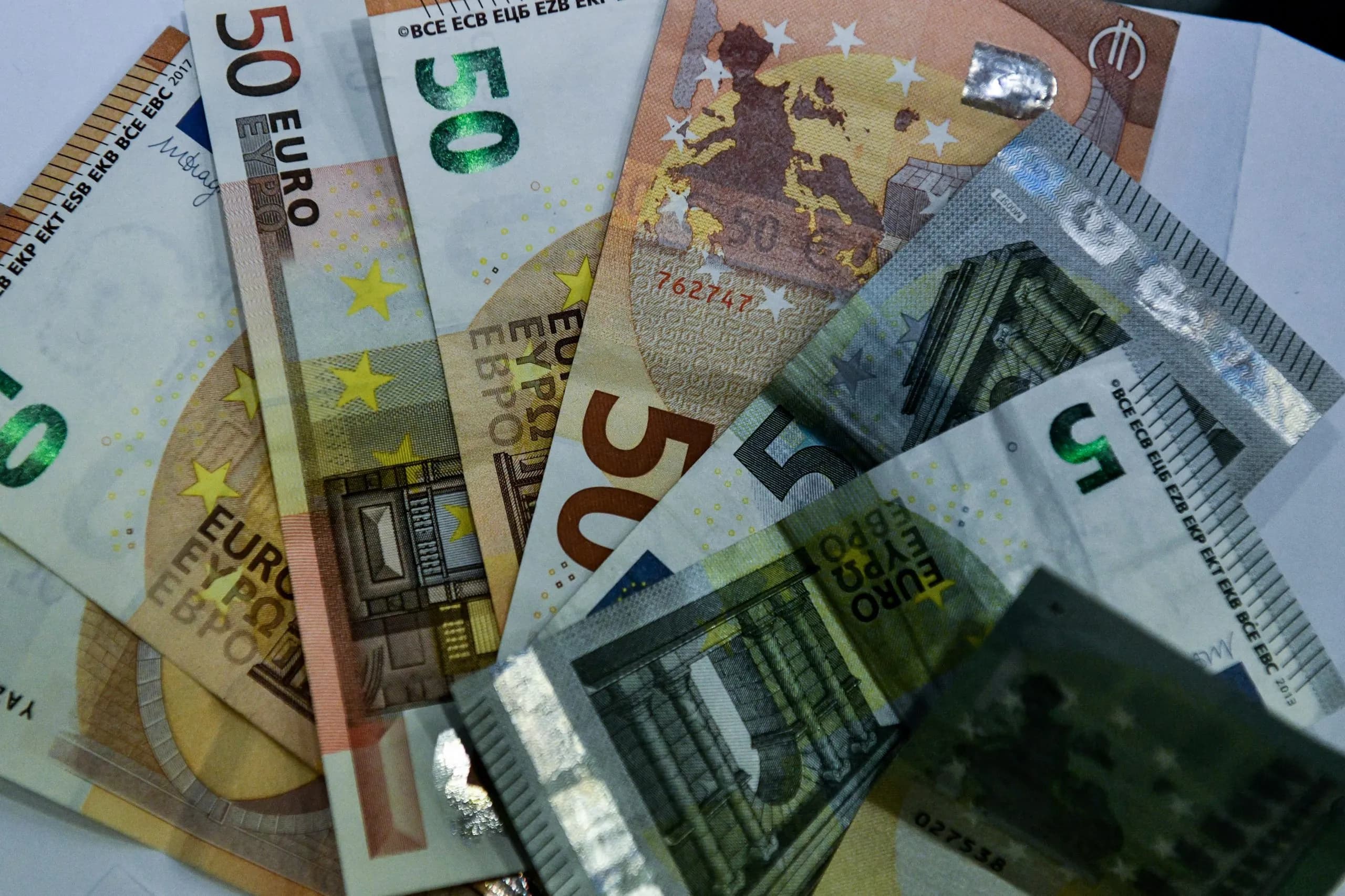 Οι Ευρωπαίοι κρατούν ξανά χαρτονομίσματα ευρώ στο σπίτι