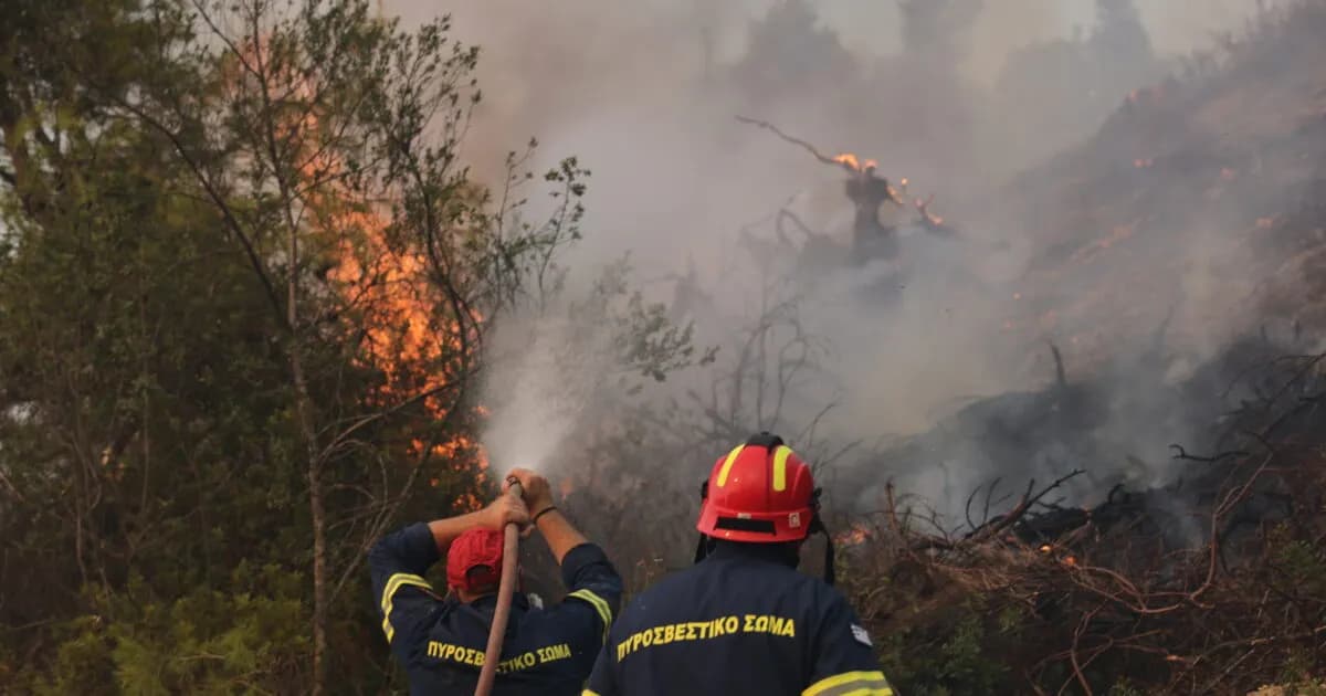 Δύο πυρκαγιές μαίνονται στη Χαλκιδική και στο Κορωπί
