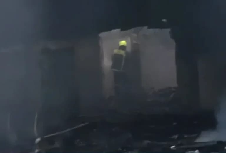 Φωτιά έκαψε ολοσχερώς εγκαταλελειμμένο κτίριο στο Μοσχάτο