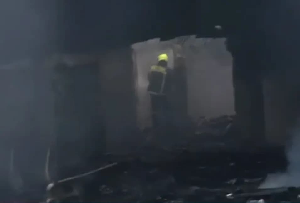 Φωτιά έκαψε ολοσχερώς εγκαταλελειμμένο κτίριο στο Μοσχάτο