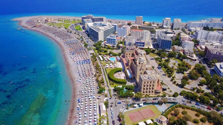 Ο ελληνικός τουρισμός αλλάζει: Airbnb έναντι ξενοδοχείων