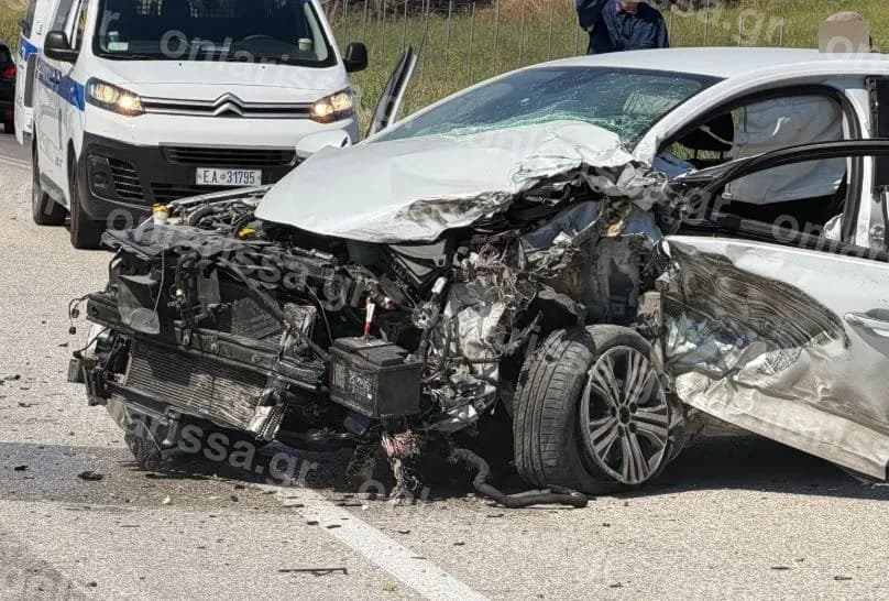 Τρομακτικό τροχαίο στη Λάρισα: Αυτοκίνητο συνετρίβη σε φορτηγό