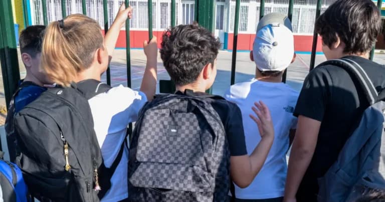 Νέο πλαίσιο για τις σχολικές εκδρομές φέρνει η Ζαχαράκη