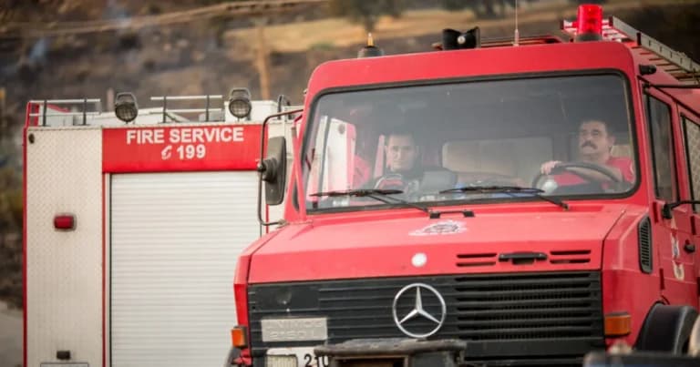 Η πυρκαγιά στην Πλαταριά Θεσπρωτίας κινητοποιεί 34 πυροσβέστες