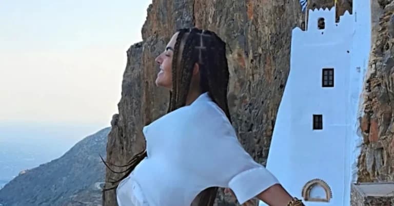 Η Μαρία Σολωμού γιορτάζει στην Αμοργό το Δεκαπενταύγουστο