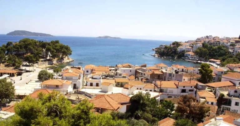 Σύγκρουση πλοίου «Νήσος Αίγινα» με ταξί στη Σκιάθο