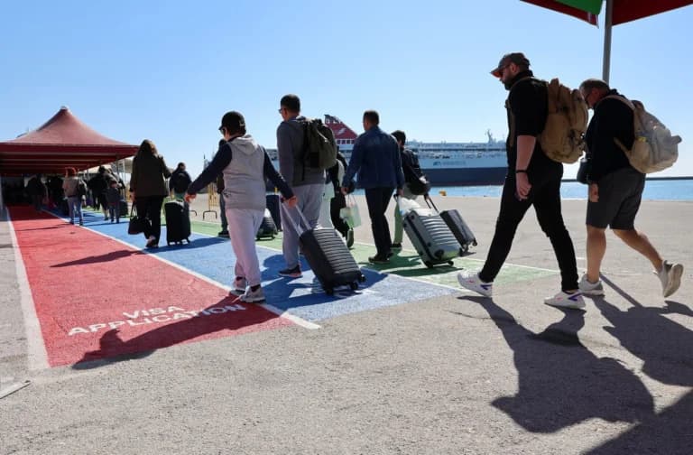Οι Τούρκοι κατακλύζουν τα ελληνικά νησιά για διακοπές