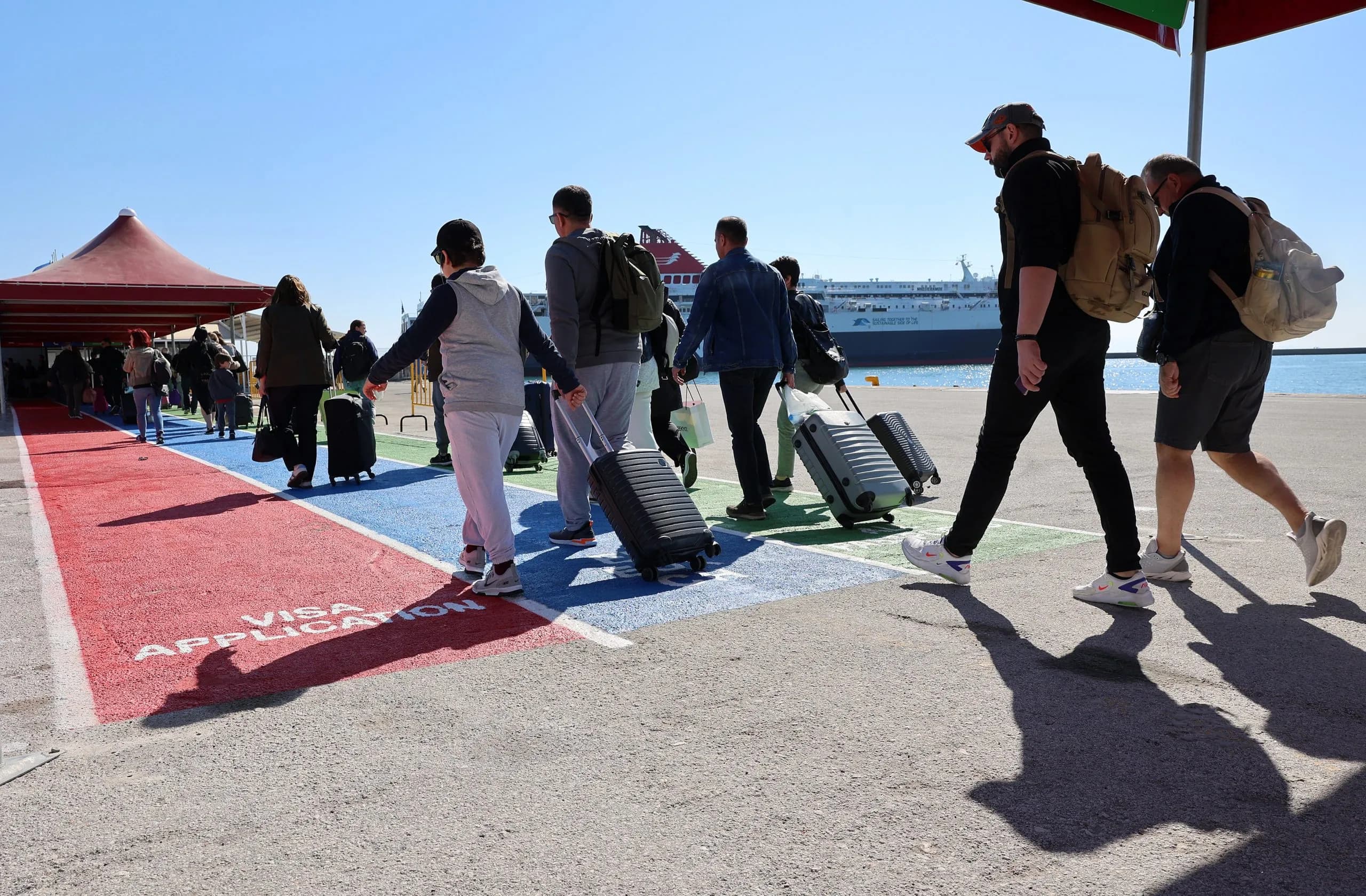 Οι Τούρκοι κατακλύζουν τα ελληνικά νησιά για διακοπές