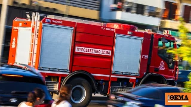 Μεγάλη φωτιά σε εγκαταλελειμμένο κτίριο στη Θεσσαλονίκη