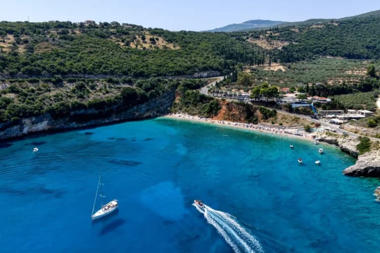 Οι τουριστικές εισπράξεις εκτινάχθηκαν στα 8,8 δισ. ευρώ