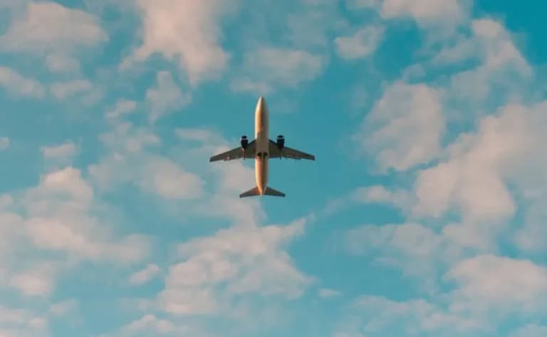 Τρόμος σε πτήση της Air India: Βουτιά 90 μέτρων, 12 τραυματίες
