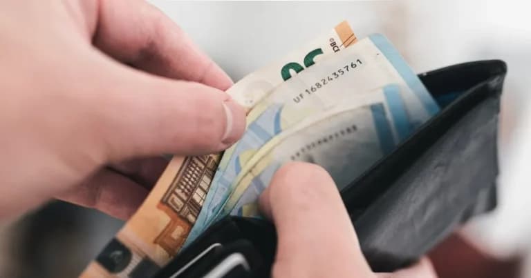 Ο ΟΠΕΚΑ καταβάλλει σήμερα το βοήθημα ΛΑΕ σε 100 δικαιούχους