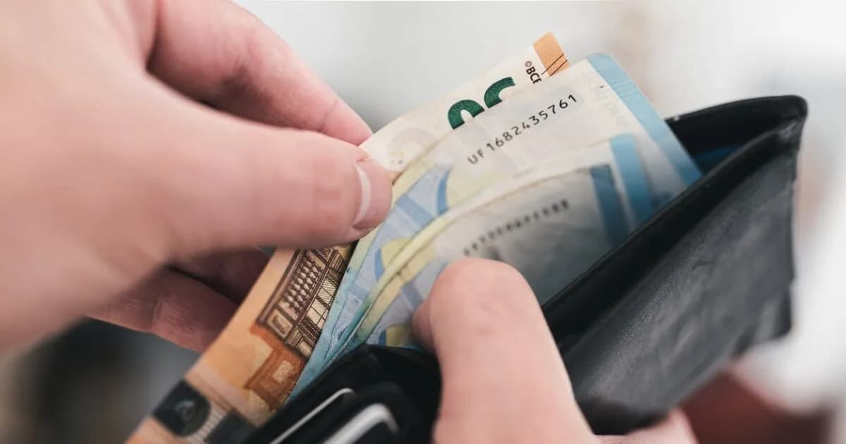 Ο ΟΠΕΚΑ καταβάλλει σήμερα το βοήθημα ΛΑΕ σε 100 δικαιούχους