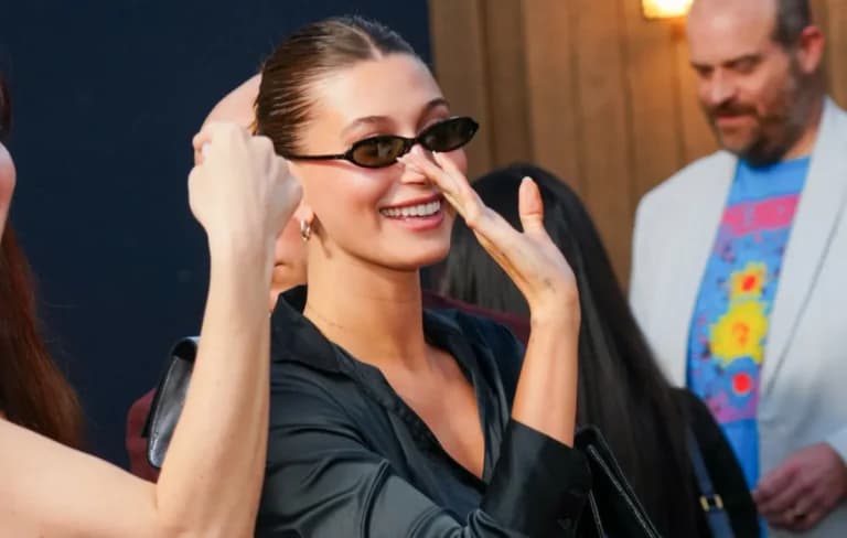 Η Hailey Bieber εντυπωσιάζει με μεταλλικό ροζ μπικίνι