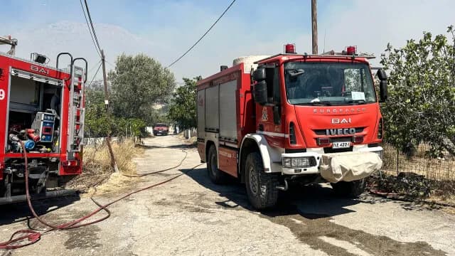Φωτιά στο Κερασοχώρι Αγράφων: Επιχειρούν 25 πυροσβέστες