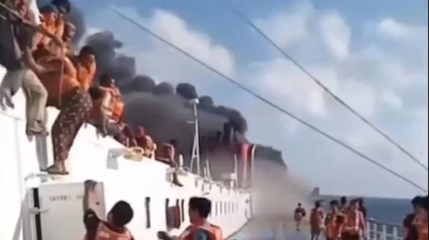 Πέντε νεκροί και 41 αγνοούμενοι από φωτιά σε φέρι στην Ινδονησία