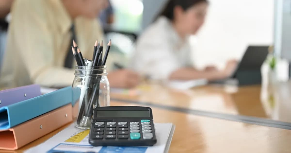 Τα φορολογικά έσοδα ξεπερνούν τον στόχο κατά 1,1 δισ. ευρώ